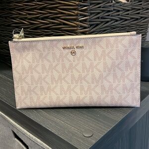 *****BRAND NEW *******Michael Kors Wristlet